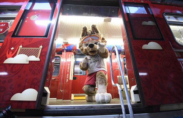 Sói Zabivaka - linh vật chính thức của World Cup 2018 trong tàu metro  - Sputnik Việt Nam