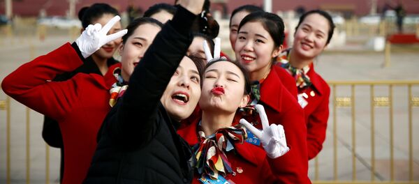 Các cô gái chụp hình tự sướng tại quảng trường Thiên An Môn ở Bắc Kinh Các cô gái chụp hình tự sướng tại quảng trường Thiên An Môn ở Bắc Kinh - Sputnik Việt Nam