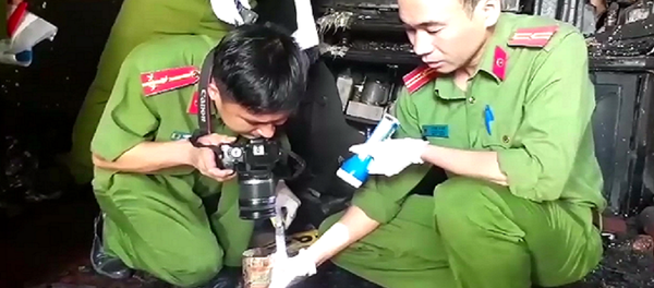 Công an khám nghiệm hiện trường vụ cháy - Sputnik Việt Nam