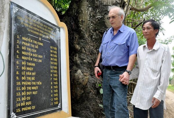 Ông Ronald nắm chặt tay Đỗ Ba, nạn nhân sống sót trong vụ thảm sát Mỹ Lai đứng trầm ngâm bên di tích gốc cây gòn thôn Tư Cung, xã Tịnh Khê (TP Quảng Ngãi). Tại đây, quân đội Mỹ sát hại 15 người dân vô tội trong buổi sáng 16/3/1968 - Sputnik Việt Nam