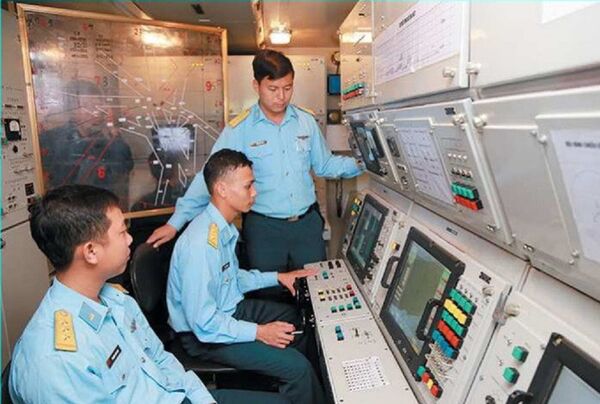 Kíp trắc thủ Tiểu đoàn 151 - Trung đoàn tên lửa 250 (Sư đoàn 361) huấn luyện sẵn sàng chiến đấu trên tổ hợp S125-2TM. - Sputnik Việt Nam