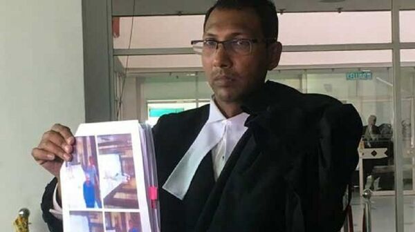 Salim Bashir, một luật sư đại diện cho Đoàn Thị Hương công bố bức ảnh thân chủ của mình tại một khách sạn ở Kuala Lumpur - Sputnik Việt Nam