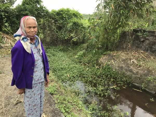 Bà Phạm Thị Thuận ở nơi cả gia đình bà bị sát hại  - Sputnik Việt Nam