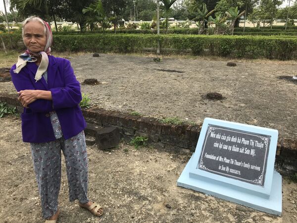 Bà Phạm Thị Thuận và phần tàn tích ngôi nhà của gia đình  - Sputnik Việt Nam