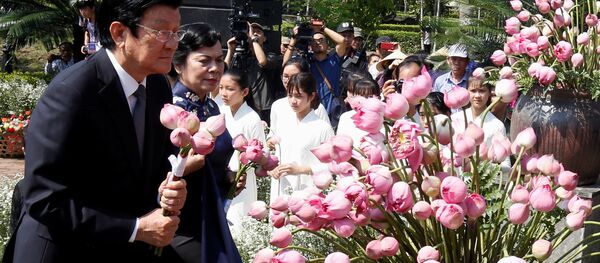 Nguyên Chủ tịch Việt Nam Trương Tấn Sang và phu nhân tham gia lễ tưởng niệm các nạn nhân bị thảm sát 50 năm trước ở Sơn Mỹ, Việt Nam - Sputnik Việt Nam