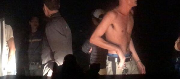 Một nhóm đối tượng chừng 15 – 16 người chặn xe ôtô trong đêm vắng, xin đểu tiền, hai nhà báo Trần Quang Khởi (Báo ĐS&PL) và Lương Quốc Doanh (Báo PL&XH) - Sputnik Việt Nam