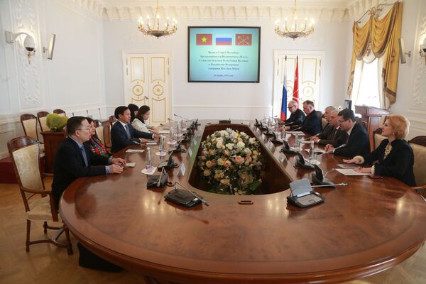 Thống đốc St Petersburg Georgy Poltavchenko và Đại sứ Việt Nam tại Nga Ngô Đức Mạnh tại một cuộc họp tại St Petersburg - Sputnik Việt Nam