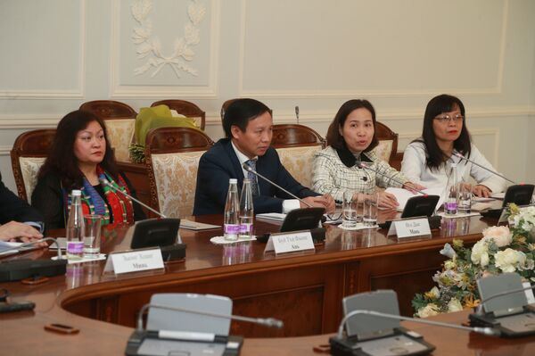 Thống đốc St Petersburg Georgy Poltavchenko và Đại sứ Việt Nam tại Nga Ngô Đức Mạnh tại một cuộc họp tại St Petersburg - Sputnik Việt Nam