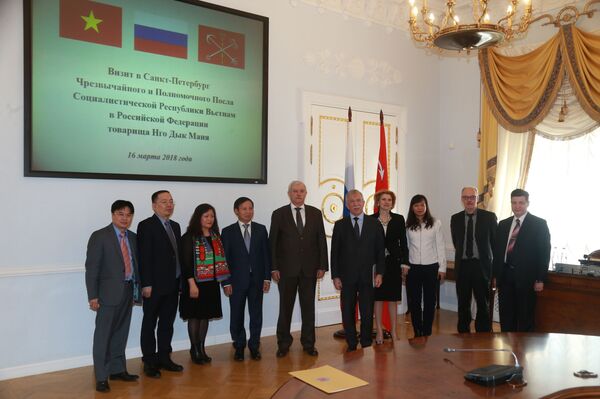 Thống đốc St Petersburg Georgy Poltavchenko và Đại sứ Việt Nam tại Nga Ngô Đức Mạnh tại một cuộc họp tại St Petersburg - Sputnik Việt Nam