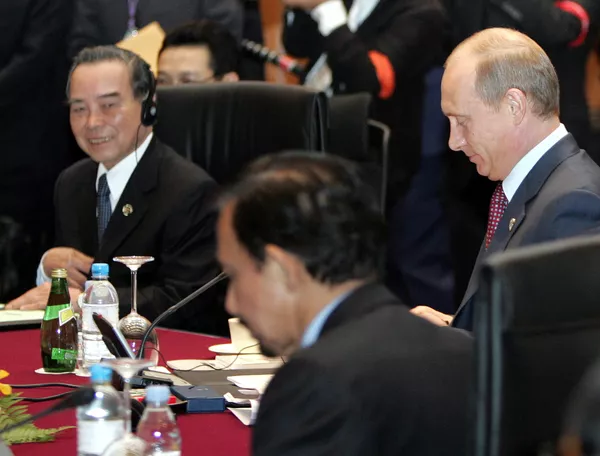 Thủ tướng Việt Nam Phan Văn Khải và Tổng thống Nga Vladimir Putin tại Kuala Lumpur trong hội nghị thượng đỉnh ASEAN Thủ tướng Việt Nam Phan Văn Khải và Tổng thống Nga Vladimir Putin tại Kuala Lumpur trong hội nghị thượng đỉnh ASEAN - Sputnik Việt Nam