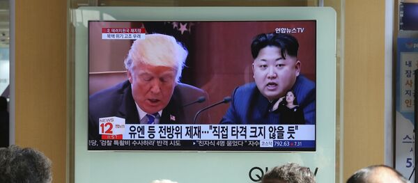 Tổng thống Hoa Kỳ Donald Trump và nhà lãnh đạo Bắc Triều Tiên Kim Jong-un trên màn hình TV - Sputnik Việt Nam
