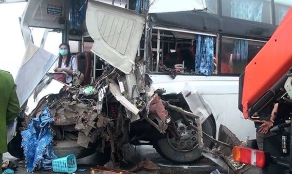 Phần đầu xe khách bị hư hại nghiêm trọng. - Sputnik Việt Nam