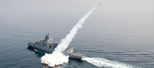 Tàu hải quân Hàn Quốc bắn tên lửa trong một cuộc diễn tập ở vùng biển phía đông Nam Triều Tiên Tàu hải quân Hàn Quốc bắn tên lửa trong một cuộc diễn tập ở vùng biển phía đông Nam Triều Tiên - Sputnik Việt Nam