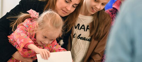 Những cử tri với con cái bỏ phiếu tại một điểm bầu cử ở Sochi Những cử tri với con cái bỏ phiếu tại một điểm bầu cử ở Sochi - Sputnik Việt Nam