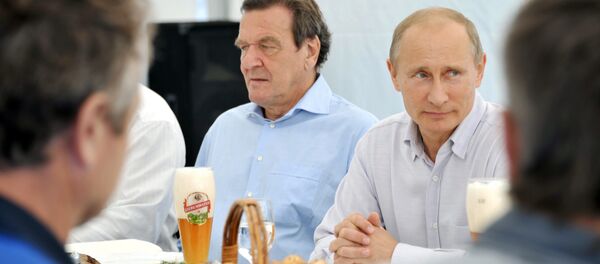 Cựu Thủ tướng Đức Gerhard Schroeder và Tổng thống Nga Vladimir Putin - Sputnik Việt Nam