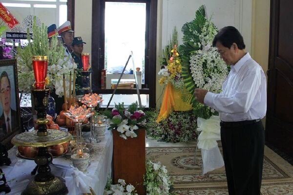 Nguyên Thủ tướng Nguyễn Tấn Dũng thắp nhang viếng cố Thủ tướng Phan Văn Khải.  - Sputnik Việt Nam