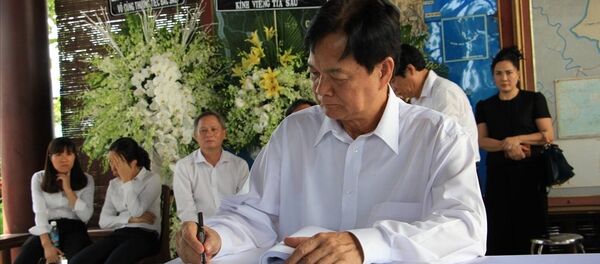 Nguyên Thủ tướng Nguyễn Tấn Dũng viết trong sổ tang cố Thủ tướng Phan Văn Khải. - Sputnik Việt Nam