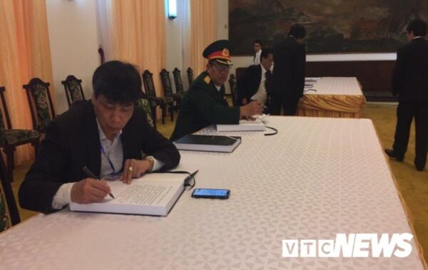 Nhiều lãnh đạo, cán bộ đã có mặt từ rất sớm để kí sổ tang, dự lễ tang - Sputnik Việt Nam