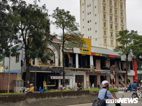 Quán karaoke nằm sát tòa nhà xảy ra vụ nổ cũng bị thiệt hại. - Sputnik Việt Nam