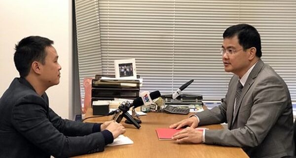 Phóng viên VOV phỏng vấn ông Bùi Huy Sơn, Tham tán Công sứ  Thương mại - Trưởng cơ quan Thương vụ Việt Nam tại Hoa Kỳ. - Sputnik Việt Nam