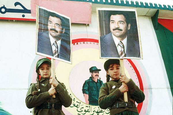 Cuộc biểu tình chống Mỹ gần đại sứ quán Mỹ tại Baghdad: hai cô gái Iraq với chân dung của Tổng thống Saddam Hussein Cuộc biểu tình chống Mỹ gần đại sứ quán Mỹ tại Baghdad: hai cô gái Iraq với chân dung của Tổng thống Saddam Hussein - Sputnik Việt Nam