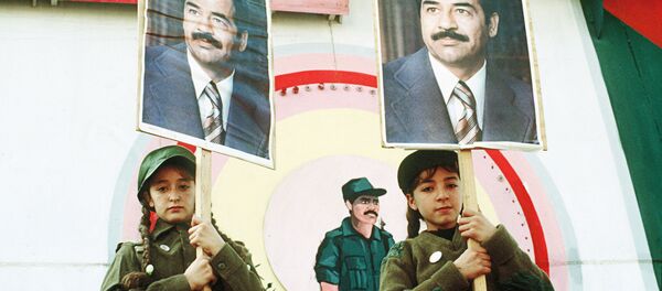 Cuộc biểu tình chống Mỹ gần đại sứ quán Mỹ tại Baghdad: hai cô gái Iraq với chân dung của Tổng thống Saddam Hussein - Sputnik Việt Nam