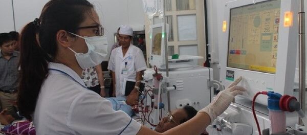 Điều dưỡng viên vận hành máy chạy thận cho bệnh nhân tại Bệnh viện đa khoa thành phố Hoà Bình. - Sputnik Việt Nam