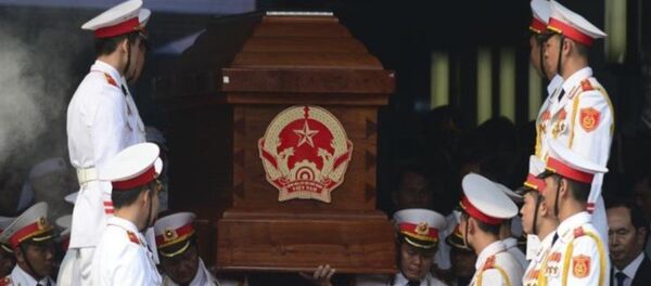 Hàng nghìn người đưa ông Sáu Khải về nơi an nghỉ cuối cùng - Sputnik Việt Nam