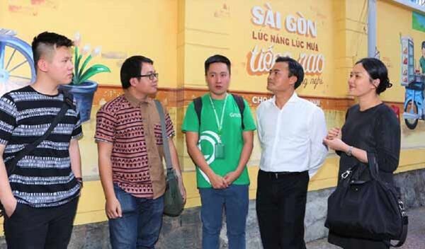 Chiều ngày 7.2.2018, Ông Bùi Xuân Cường, giám đốc sở GTVT TP.HCM đã đến thăm nhóm nghệ sĩ trẻ và đại diện GrabBike, với dự án  Việt Nam sau tay lái tại TP.HCM.  - Sputnik Việt Nam