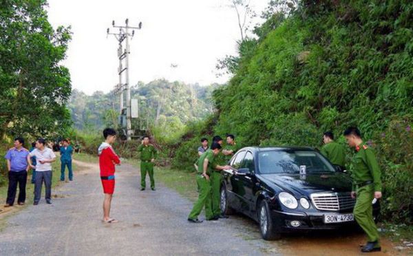 Công an xác định vụ 3 người chết trong xe Mercedes là án mạng Công an xác định vụ 3 người chết trong xe Mercedes là án mạng - Sputnik Việt Nam