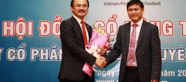 Bầu Tú (phải) làm phó Chủ tịch VFF thì bầu Đức bỏ bóng đá. Bầu Tú (phải) làm phó Chủ tịch VFF thì bầu Đức bỏ bóng đá. - Sputnik Việt Nam