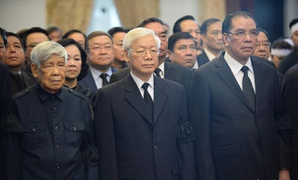 Nguyên Tổng bí thư Lê Khả Phiêu (bìa trái) vào viếng nguyên Thủ tướng Phan Văn Khải trong đoàn Ban chấp hành Trung ương Đảng do Tổng bí thư Nguyễn Phú Trọng dẫn đầu. Nguyên Tổng bí thư Nông Đức Mạnh (bìa phải) cũng có mặt  - Sputnik Việt Nam