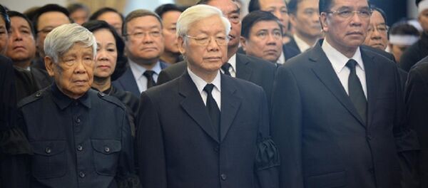 Nguyên Tổng bí thư Lê Khả Phiêu (bìa trái) vào viếng nguyên Thủ tướng Phan Văn Khải trong đoàn Ban chấp hành Trung ương Đảng do Tổng bí thư Nguyễn Phú Trọng dẫn đầu. Nguyên Tổng bí thư Nông Đức Mạnh (bìa phải) cũng có mặt - Sputnik Việt Nam