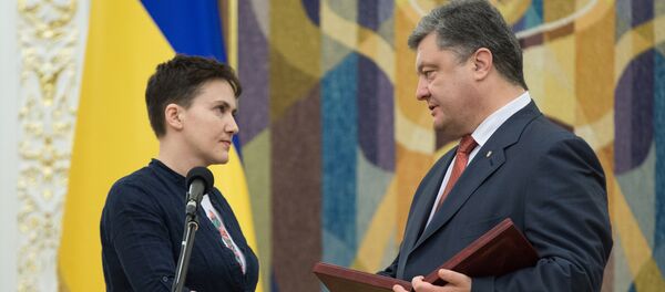 Nadezhda Savchenko và Petro Poroshenko - Sputnik Việt Nam