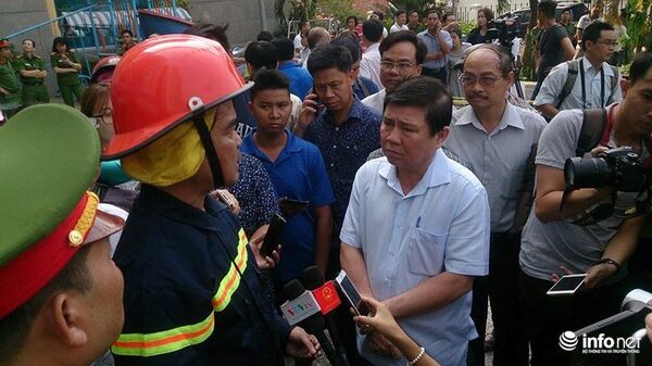 Chủ tịch TP.HCM Nguyễn Thành Phong tới hiện trường nghe báo cáo vụ việc. - Sputnik Việt Nam