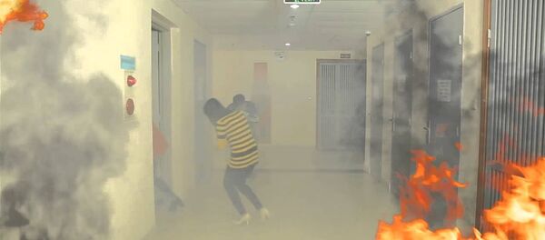 Quan sát thật kĩ, tìm mọi cách di tản ra khỏi khu vực nhiễm khói càng nhanh càng tốt và tri hô để mọi người biết và ứng cứu (Ảnh minh họa). - Sputnik Việt Nam