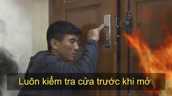 Khi mở cửa cần đặt tay lên cửa kiểm tra nhiệt độ (Ảnh minh họa). - Sputnik Việt Nam