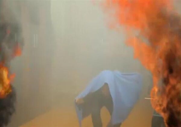 Tuyệt đối không sử dụng thang máy làm lối thoát nạn, dùng khăn ướt trùm lên mặt cúi khom đi ra cầu thang bộ (Ảnh minh họa). - Sputnik Việt Nam