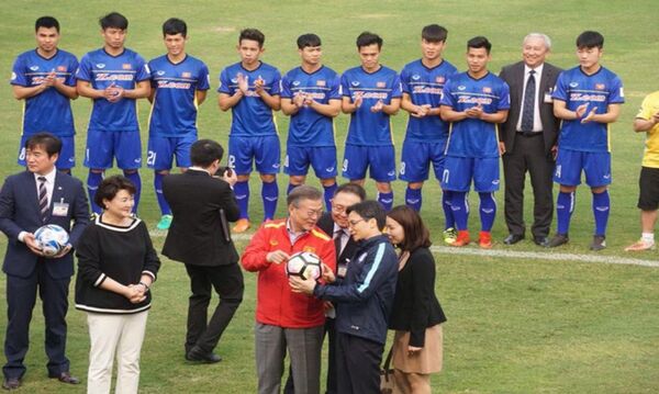 Tổng thống Moon Jae In gặp gỡ với các cầu thủ U23 Việt Nam - Sputnik Việt Nam