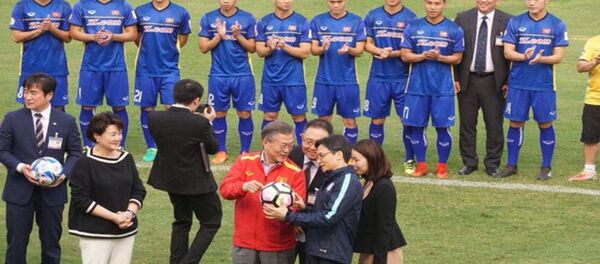 Tổng thống Moon Jae In gặp gỡ với các cầu thủ U23 Việt Nam - Sputnik Việt Nam