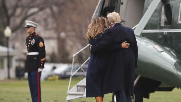 Tổng thống Hoa Kỳ Donald Trump và phu nhân Melanie lên máy bay trực thăng trên bãi cỏ trước Nhà Trắng, Washington - Sputnik Việt Nam