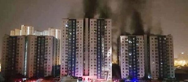 Cháy chung cư Carina Plaza vào rạng sáng ngày 23/3. - Sputnik Việt Nam