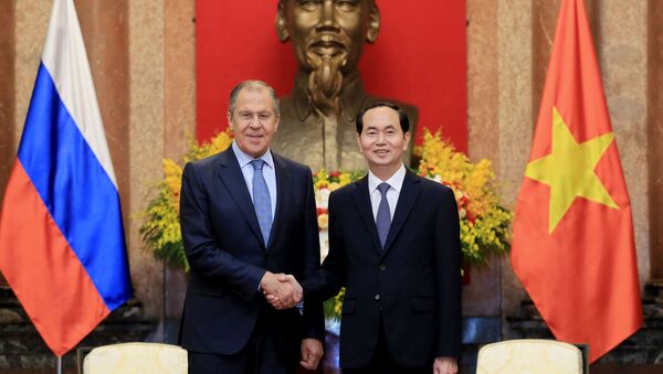 Bộ trưởng Ngoại giao Nga Sergei Lavrov bắt tay Chủ tịch nước CHXHCNVN Trần Đại Quang trong cuộc họp tại Hà Nội - Sputnik Việt Nam