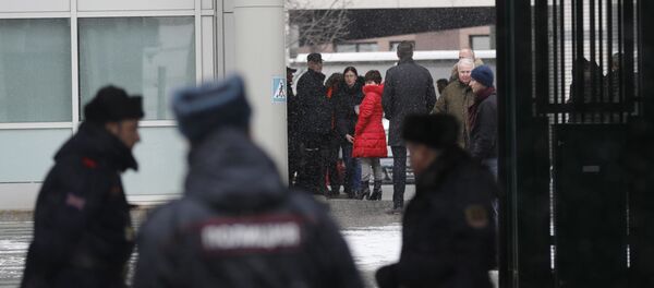 Các nhà ngoại giao Anh bị Nga trục xuất rời khỏi Đại sứ quán Các nhà ngoại giao Anh bị Nga trục xuất rời khỏi Đại sứ quán - Sputnik Việt Nam