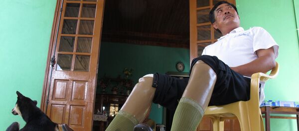 Nguyễn Xuân Thiệt đã mất cả hai chân vào năm 2011 khi cố gắng tháo gỡ một quả bom Mỹ - Sputnik Việt Nam