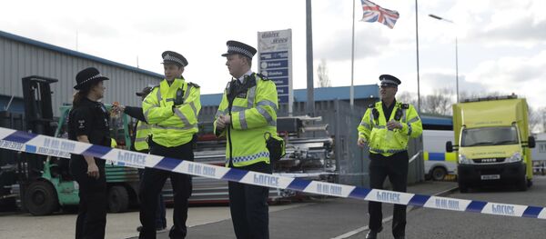 Police officers secure a cordon outside the vehicle recovery business Ashley Wood Recovery in Salisbury, England, Tuesday, March 13, 2018 - Sputnik Việt Nam
