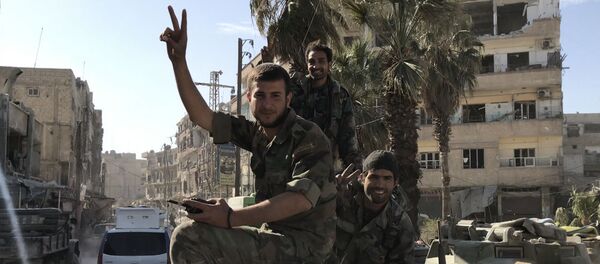 Мирные жители в освобожденном населенном пункте Кафр-Батна в восточной Гуте - Sputnik Việt Nam