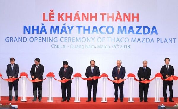Thủ tướng Nguyễn Xuân Phúc và các đại biểu cắt băng khánh thành Nhà máy Thaco Mazda của Công ty Cổ phần ôtô Trường Hải. Thủ tướng Nguyễn Xuân Phúc và các đại biểu cắt băng khánh thành Nhà máy Thaco Mazda của Công ty Cổ phần ôtô Trường Hải. - Sputnik Việt Nam