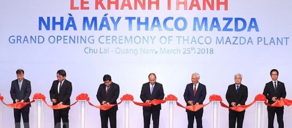 Thủ tướng Nguyễn Xuân Phúc và các đại biểu cắt băng khánh thành Nhà máy Thaco Mazda của Công ty Cổ phần ôtô Trường Hải. Thủ tướng Nguyễn Xuân Phúc và các đại biểu cắt băng khánh thành Nhà máy Thaco Mazda của Công ty Cổ phần ôtô Trường Hải. - Sputnik Việt Nam