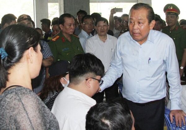 Bà Nguyễn Thị Thu đối thoại với Phó thủ tướng Trương Hòa Bình. - Sputnik Việt Nam